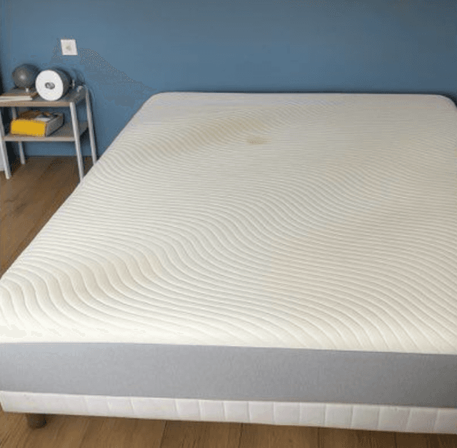 Matelas avec taches avant nettoyage